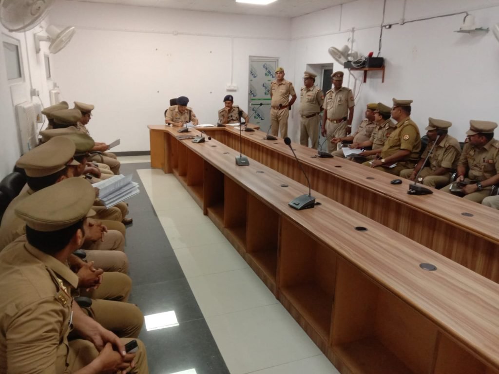कानपुर24जून2023*पुलिस उपायुक्त ने कार्यालय में ड्यूटी में लगे अधिकारियों व कर्मचारियों के साथ बैठक कर आवश्यक दिशा निर्देश दिये।* कानपुर24जून2023*पुलिस उपायुक्त ने कार्यालय में ड्यूटी में लगे अधिकारियों व कर्मचारियों के साथ बैठक कर आवश्यक दिशा निर्देश दिये।*