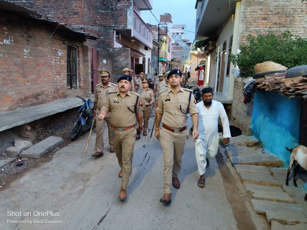 चित्रकूट26जून2023*अपर पुलिस अधीक्षक द्वारा कोतवाली कर्वी पुलिस बल के साथ कर्वी शहर में पैदल गस्त किया ।* चित्रकूट26जून2023*अपर पुलिस अधीक्षक द्वारा कोतवाली कर्वी पुलिस बल के साथ कर्वी शहर में पैदल गस्त किया ।*