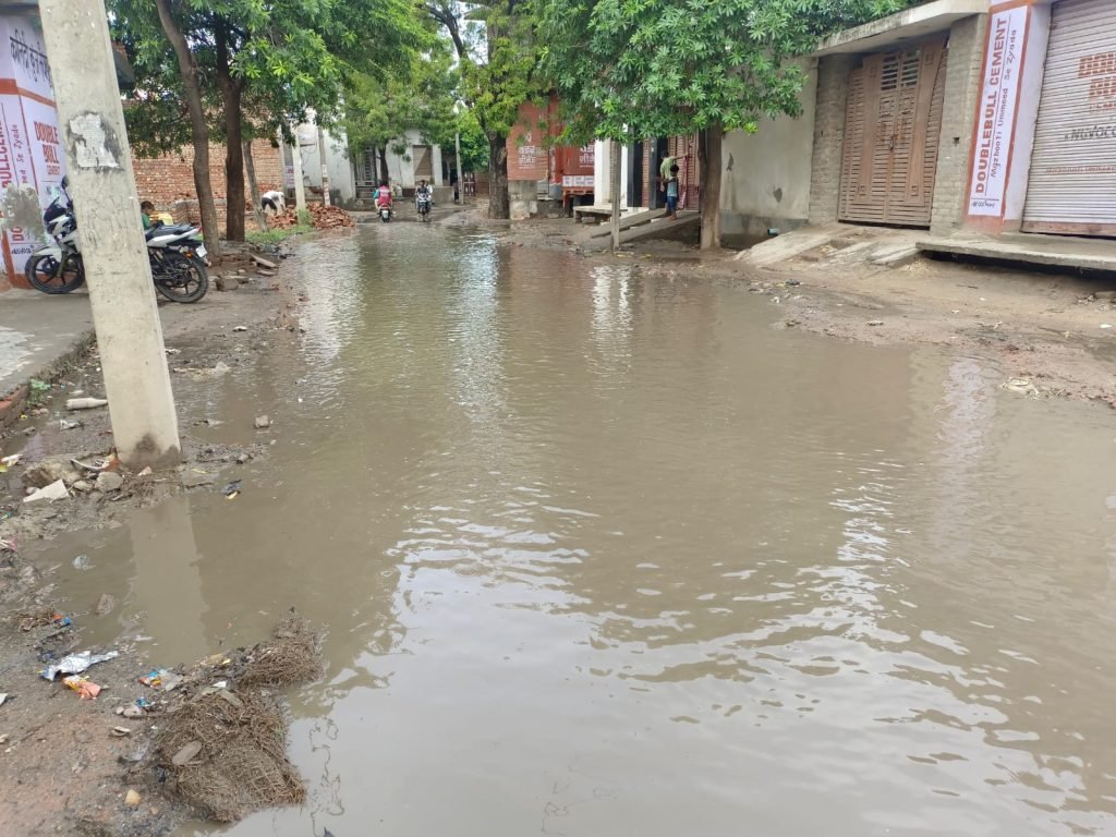 मथुरा27जून2023*पहली ही बरसात में शहर हुआ जलमग्न। खुल गयी नगर निगम की पोल।