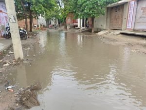 मथुरा27जून2023*पहली ही बरसात में शहर हुआ जलमग्न। खुल गयी नगर निगम की पोल।