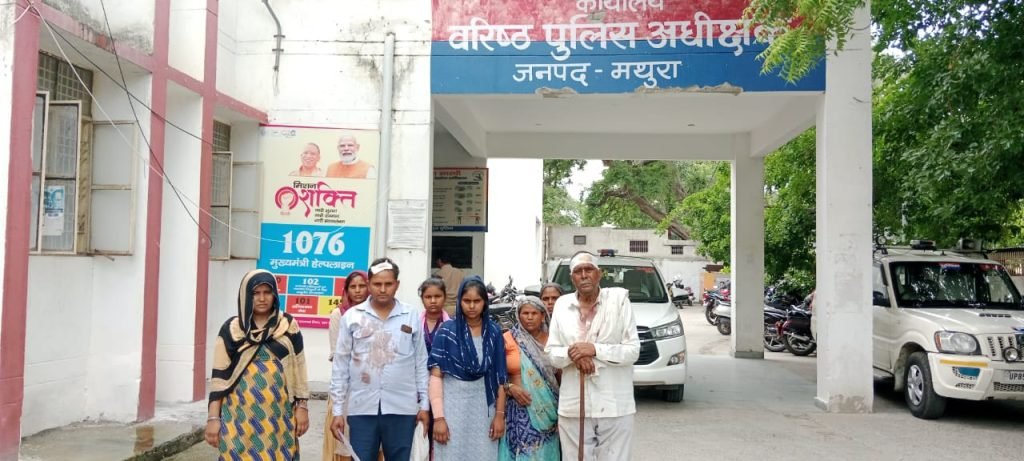 मथुरा27जून2023*दबंगों ने की घर में घुसकर मारपीट पीड़ित ने वरिष्ठ पुलिस अधीक्षक से लगाई गुहार।