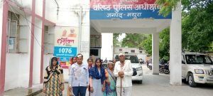 मथुरा27जून2023*दबंगों ने की घर में घुसकर मारपीट पीड़ित ने वरिष्ठ पुलिस अधीक्षक से लगाई गुहार।