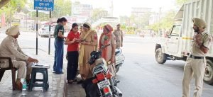 पंजाब27जून2023*नगर थाना पुलिस ने अग्रसैन चौक पर नाका लगाकर काटे चालान