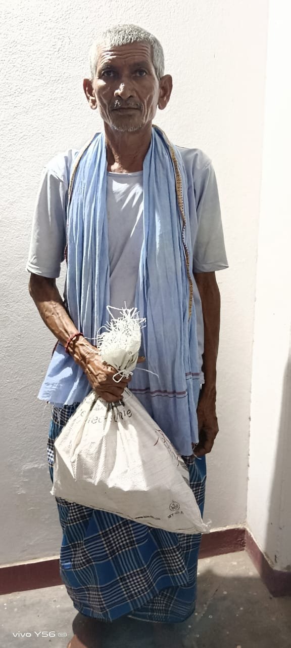 चित्रकूट27जून2023*थाना राजापुर 01 अभियुक्त को 25 अदद क्वार्टर देशी शराब के साथ गिरफ्तार किया*