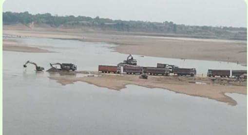 चित्रकूट27जून2023*बबेरू एसडीएम के मिलीभगत से कई दिनों से बिना रवन्ना के चल रहे ट्रैक्टर।