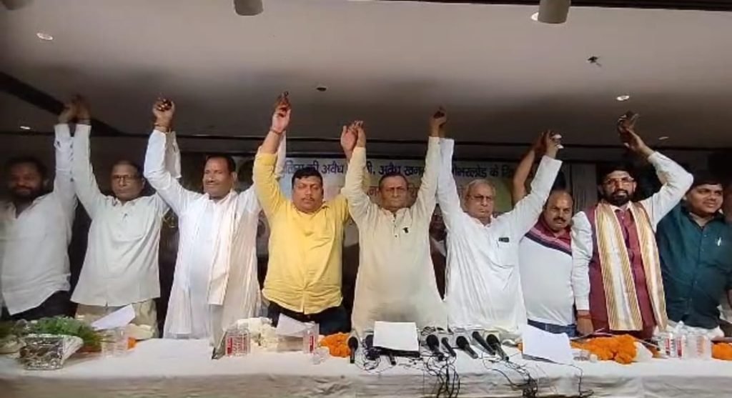 भागलपुर27जून2023*पुलिस की अबैध बसूली, अबैध खनन एवं ओवर लोड के खिलाफ बिहार ट्रक ऑनर असोसिएशन ने खोला मोर्चा भागलपुर27जून2023*पुलिस की अबैध बसूली, अबैध खनन एवं ओवर लोड के खिलाफ बिहार ट्रक ऑनर असोसिएशन ने खोला मोर्चा