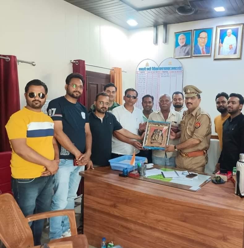 हरदोई28जून2023*व्यापारियों ने नवागंतुक इंस्पेक्टर दिलेश कुमार सिंह को किया सम्मानित*