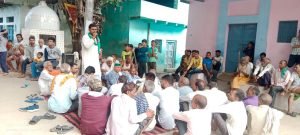 आगरा28जून2023*एत्मादपुर के गांव दलेलनगर में 23 जुलाई को भाकियू की होने वाली महापंचायत को लेकर किसानों के साथ की गई बैठक।