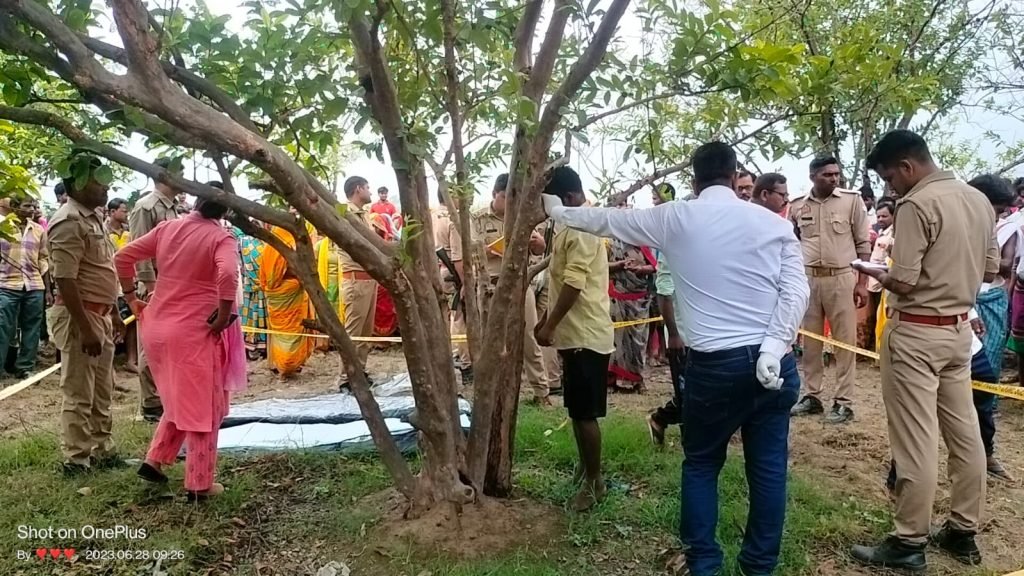 कौशाम्बी28जून2023*अमरूद्ध के पेड की डाल में लटकता मिला युवक का शव* कौशाम्बी28जून2023*अमरूद्ध के पेड की डाल में लटकता मिला युवक का शव*