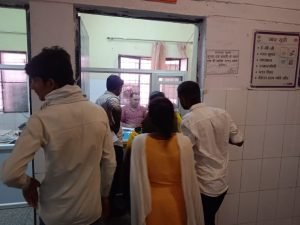 हमीरपुर मौदहा 28 जून*नगर के सामुदायिक स्वास्थ्य केंद्र चिकित्सकों की कमी के चलते अस्पताल में अपना ईलाज कराने आए मरीज उनके तीमारदार इधर-उधर भटकते रहे।