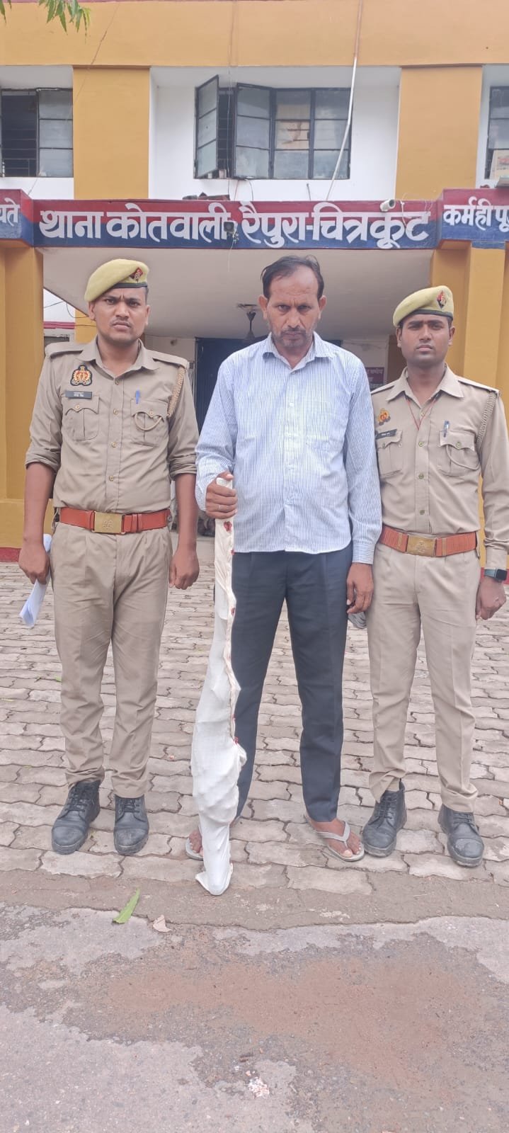 चित्रकूट29जून2023*थाना रैपुरा पुलिस ने लाइसेंसी राइफल से फायरिग करने वाले अभियुक्त को लाइसेंसी बन्दूक व कारतूसों के साथ गिरफ्तार किया*
