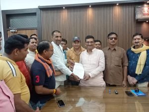 औरैया30जून2023*सवर्ण समाज सेवा संस्थान व्यापार प्रकोष्ठ ने नगर पंचायत अध्यक्ष राघव मिश्रा को ज्ञापन सौंपा।