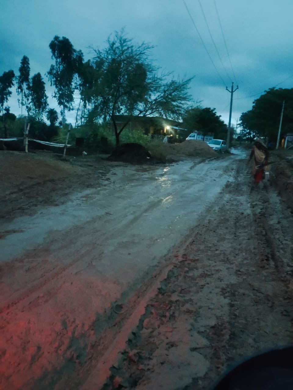 कौशाम्बी30जून23*शहीद की सड़क पर जानलेवा बने गड्ढे व कीचड़। कौशाम्बी30जून23*शहीद की सड़क पर जानलेवा बने गड्ढे व कीचड़।