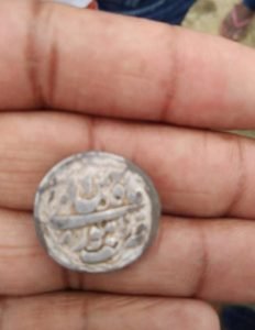 कौशाम्बी30जून2023*कौशाम्बी में मुगलकालीन सिक्के मिलने से हड़कंप।