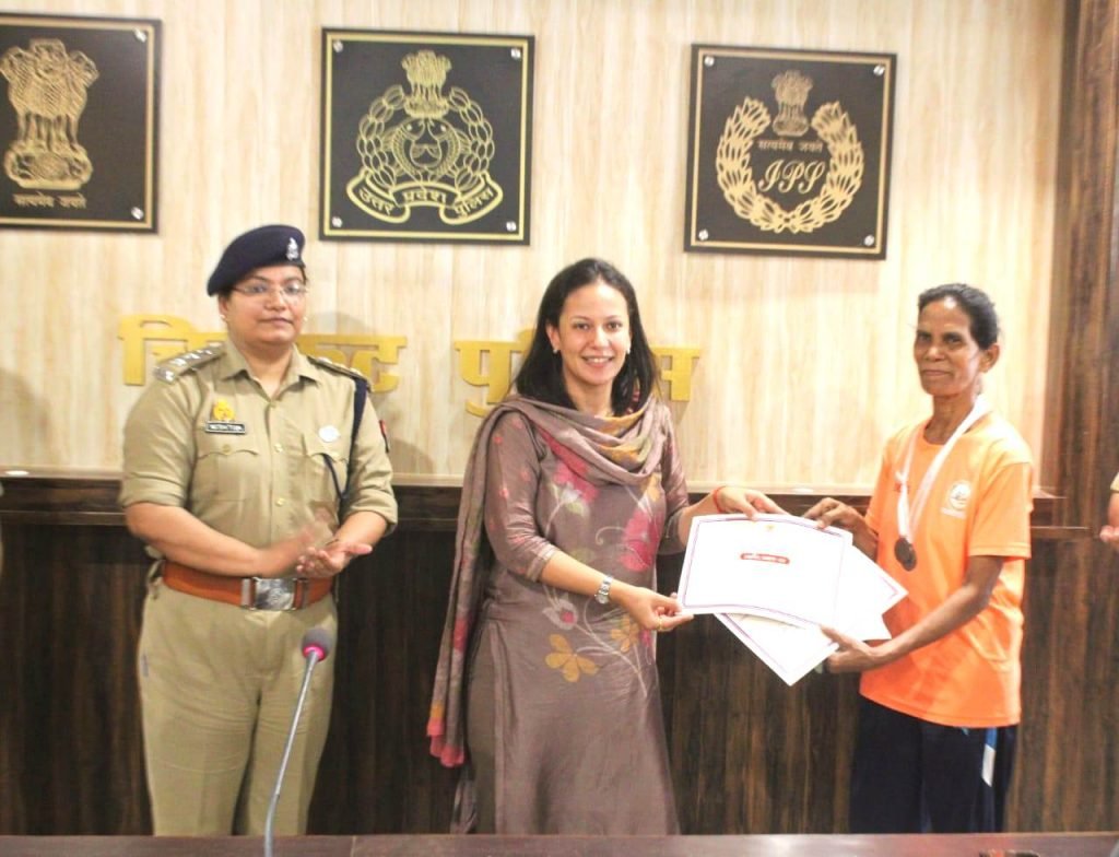 चित्रकूट30जून2023*पुलिस अधीक्षक ने जोनल प्रतियोगिता में चित्रकूट पुलिस का नाम रोशन करने वाली महिला मुख्य आरक्षी को सम्मानित किया* चित्रकूट30जून2023*पुलिस अधीक्षक ने जोनल प्रतियोगिता में चित्रकूट पुलिस का नाम रोशन करने वाली महिला मुख्य आरक्षी को सम्मानित किया*