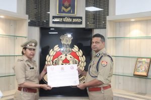 मथुरा30जून23*महिला सशक्तिकरण "मिशन शक्ति अभियान"की महिला उ0नि0 को मिला प्रशस्ति पत्र देकर सम्मानित किया।