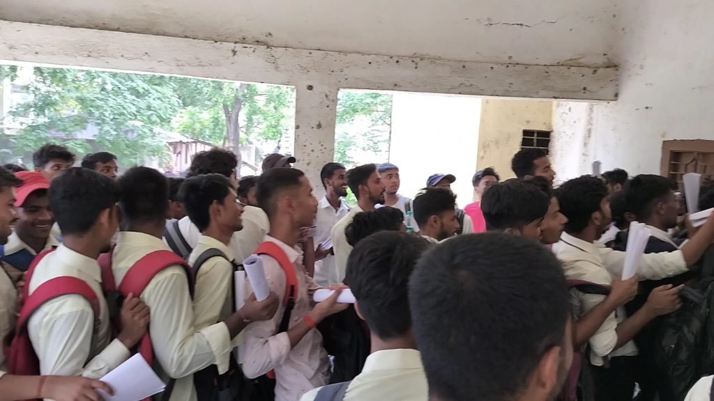 भागलपुर09जून23*स्नातक पार्ट-1 परीक्षा फार्म भरने के लिए छात्र-छात्राओं को लगभग 5 से 6 घंटा इस भीषण गर्मी में काउंटर के बाहर खड़ा रहना पड़ता