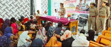 चित्रकूट 13 जून* महिला थाना द्वारा ग्राम चन्द्रगहना में महिला चौपाल का अयोजन किया गया। चित्रकूट 13 जून* महिला थाना द्वारा ग्राम चन्द्रगहना में महिला चौपाल का अयोजन किया गया।