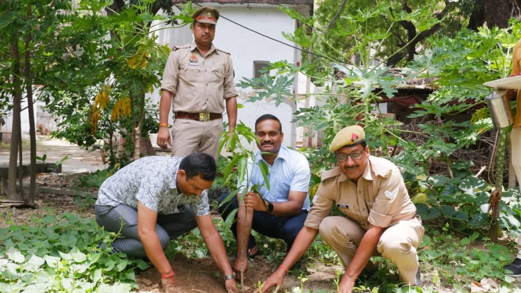 गोरखपुर22जुलाई2023*डीआईजी ने बृक्ष लगाकर सभी को बृक्षारोपण के लिए प्रेरित किया।