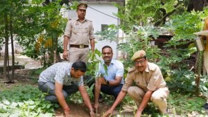 गोरखपुर22जुलाई2023*डीआईजी ने बृक्ष लगाकर सभी को बृक्षारोपण के लिए प्रेरित किया।