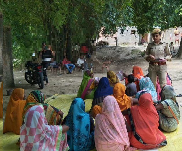 प्रतापगढ़30जुलाई23*महिला हेल्प डेस्क अधिकारियों/कर्मचारियों द्वारा ग्राम अर्जुनपुर में चौपाल लगाकर बालिकाओं/महिलाओं को जागरूक किया गया ।