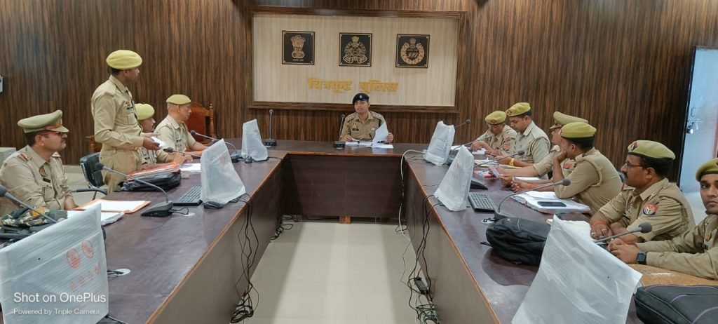 चित्रकूट01जुलाई23*1*क्षेत्राधिकारी नगर की अध्यक्षता में पैरवी का कार्य देख रहे अधिकारी/कर्मचारियों के साथ गोष्ठी की गयी।