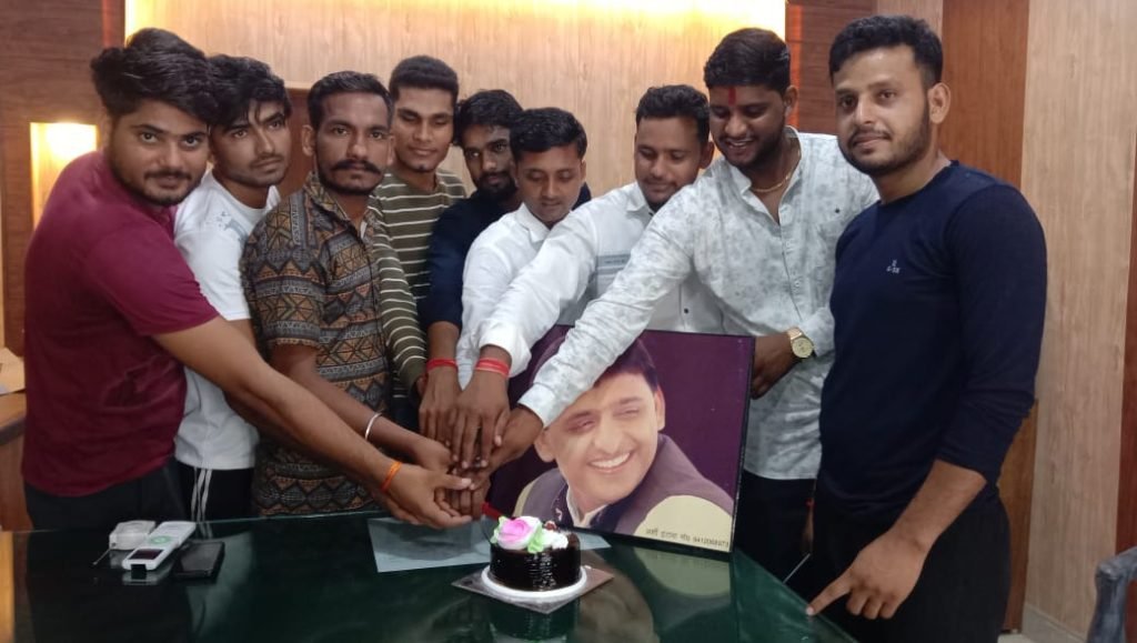 मैनपुरी01जुलाई23*बरनाहल में मनाया गया पूर्व मुख्यमंत्री अखिलेश यादव का जन्मदिन