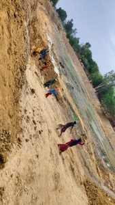 हमीरपुर १ जुलाई*मौदहा विकास खण्ड की ग्राम पंचायत सायर में विगत तीन चार दिन पूर्व भरसवां रोड पर स्थित धाराय तालाब की साफ सफाई कार्य चल रहा