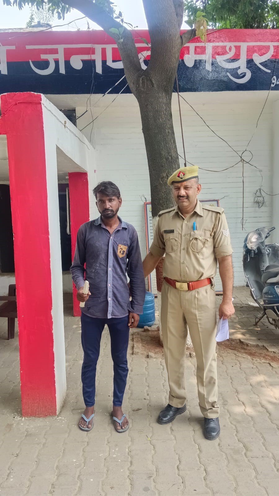 मथुरा02जुलाई23*थाना हाईवे पुलिस द्वारा 01 अभियुक्त को नाजायज चाकू के साथ गिरफ्तार कर जेल भेजा गया* ।
