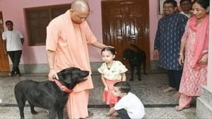 गोरखपुर03जुलाई23*सीएम योगी से दिल्ली से आशीर्वाद लेने आए मासूम जुड़वा भाई-बहन, सीएम ने दी दीक्षा*