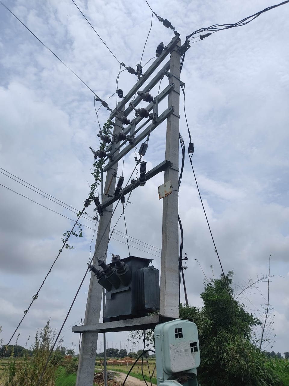 कानपुर04जुलाई23*शाहपुर कामा के मजरा भौनतपुर गाँव मे आज पाँच दिन से फुके ट्रांसफार्मर के कारण नहीं पहुँची।