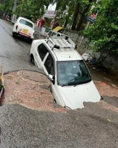 लखनऊ04जुलाई2023*बरसात आते ही खुली नगर निगम की पोल।