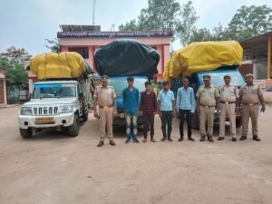 चित्रकूट05जुलाई23* 04 अभियुक्तों को 03 पिकअप वाहनों में 115 झाल तेंदू पत्ता के साथ गिरफ्तार किया*