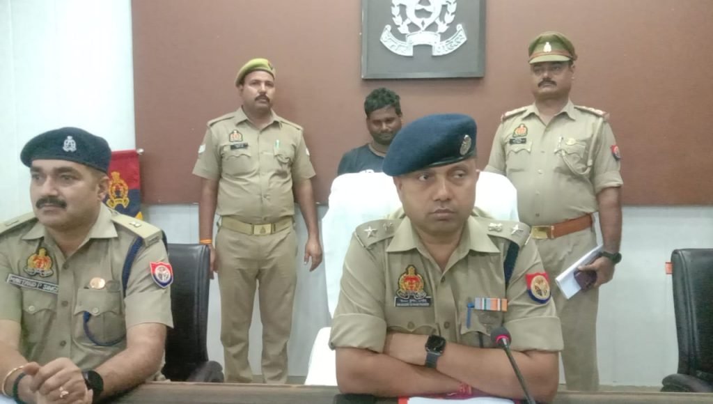 मथुरा05जुलाई2023*प्रेम मन्दिर में बम रखने की झूठी सूचना देने वाला वांछित अभियुक्त किया गिरफ्तार ।*