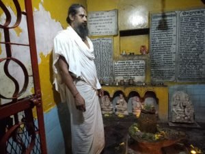 चित्रकूट05जुलाई23*श्री हनुमानजी आश्रम नांदी में श्रावण मास में प्रारंभ हुआ रुद्राभिषेक।