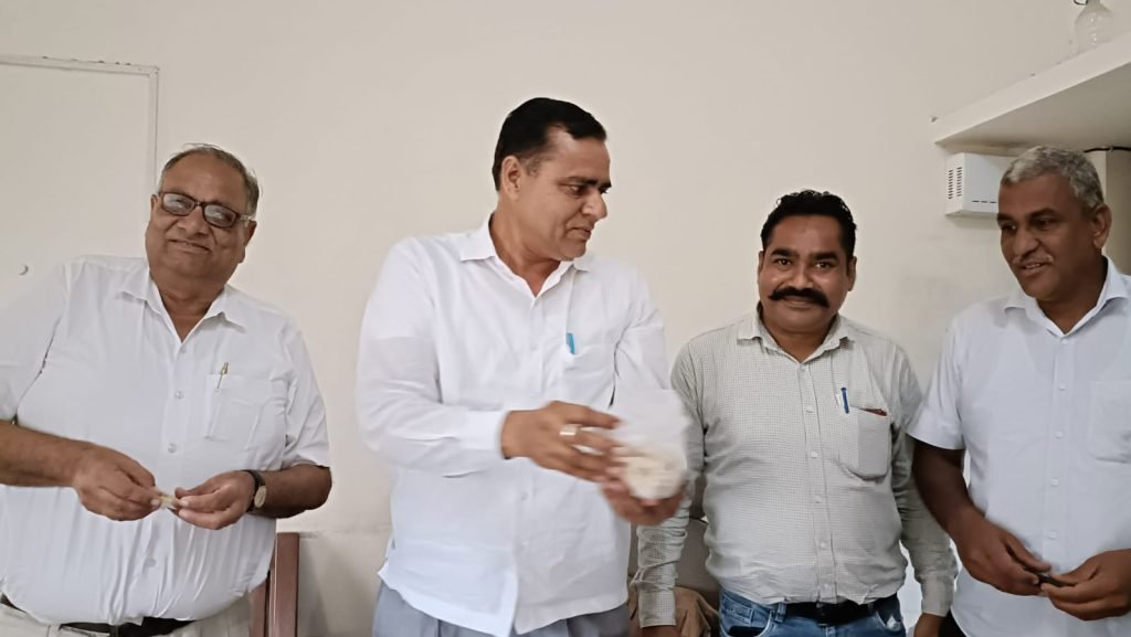 पंजाब06जुलाई23*चौ.सुनील जाखड़ के भाजपा पंजाब प्रधान बनने पर वकीलों ने खुशी जताई, काजू कतली बांट कर मुंह मीठा करवाया पंजाब06जुलाई23*चौ.सुनील जाखड़ के भाजपा पंजाब प्रधान बनने पर वकीलों ने खुशी जताई, काजू कतली बांट कर मुंह मीठा करवाया