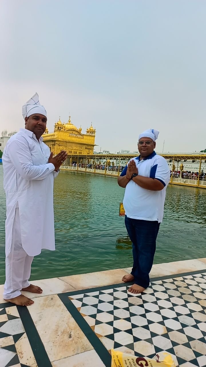 पंजाब07जुलाई23*पार्षद सोनू अरोड़ा व राघव नागपाल ने अमृतसर दरबार साहिब में माथा टेकरकर अबोहर की सुख शांति की कामना की