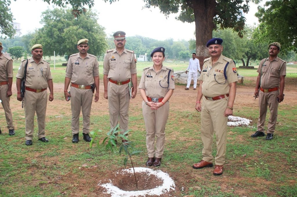चित्रकूट08जुलाई23*पुलिस अधीक्षक द्वारा शुक्रवार परेड की सलामी लेकर परेड का निरीक्षण कर पुलिस लाइन परिसर में वृक्षारोपण किया गया* चित्रकूट08जुलाई23*पुलिस अधीक्षक द्वारा शुक्रवार परेड की सलामी लेकर परेड का निरीक्षण कर पुलिस लाइन परिसर में वृक्षारोपण किया गया*