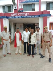 चित्रकूट08जुलाई23*थाना राजापुर पुलिस ने चार वारंटी अभियुक्तों को गिरफ्तार किया*
