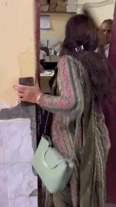 आगरा09जुलाई2023*महिला टीचर ने कॉलेज के शिक्षक को चप्पल से पीटा