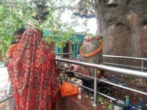 चित्रकूट10जुलाई23*प्रथम सोमवार को पालेश्वर नाथ मंदिर में श्रद्धालुओं का लगा तांता।