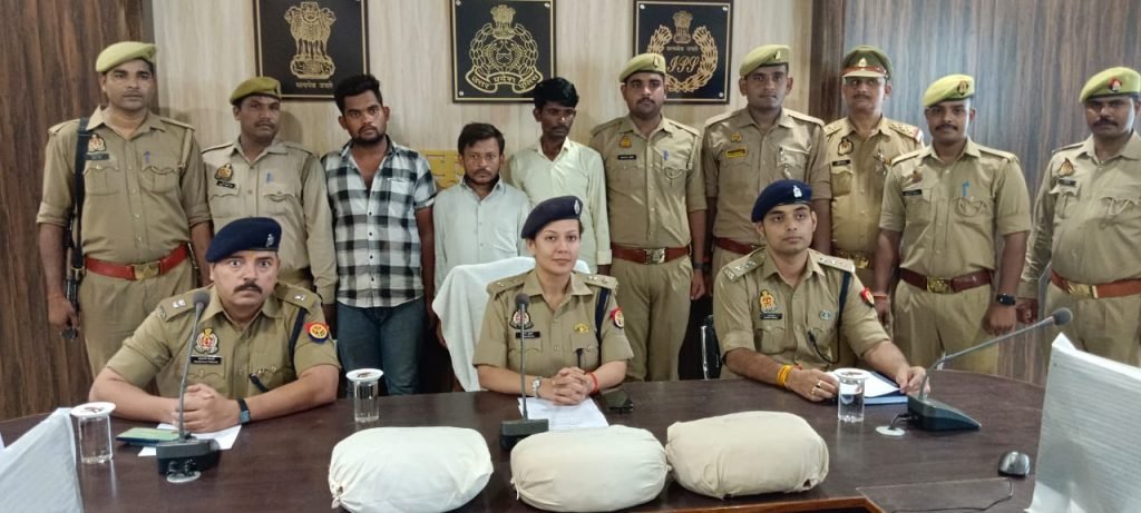 चित्रकूट10जुलाई23*03 अन्तर्राज्यीय गांजा तस्कर गिरफ्तार**01 क्विंटल 53 किलो 500 ग्राम गांजा बरामद*