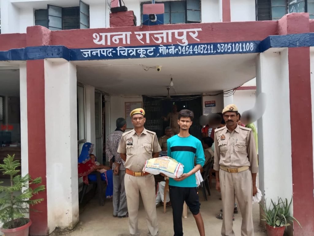 चित्रकूट11जुलाई23*थाना राजापुर पुलिस ने 01 अभियुक्त को 02 किलो 100 ग्राम अवैध गांजा के साथ गिरफ्तार किया*