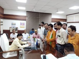 चित्रकूट11जुलाई23*जनसंख्या नियंत्रण कानून के लिए जनसंख्या समाधान फाउंडेशन के पदाधिकारियों ने दिया जिलाधिकारी को ज्ञापन*