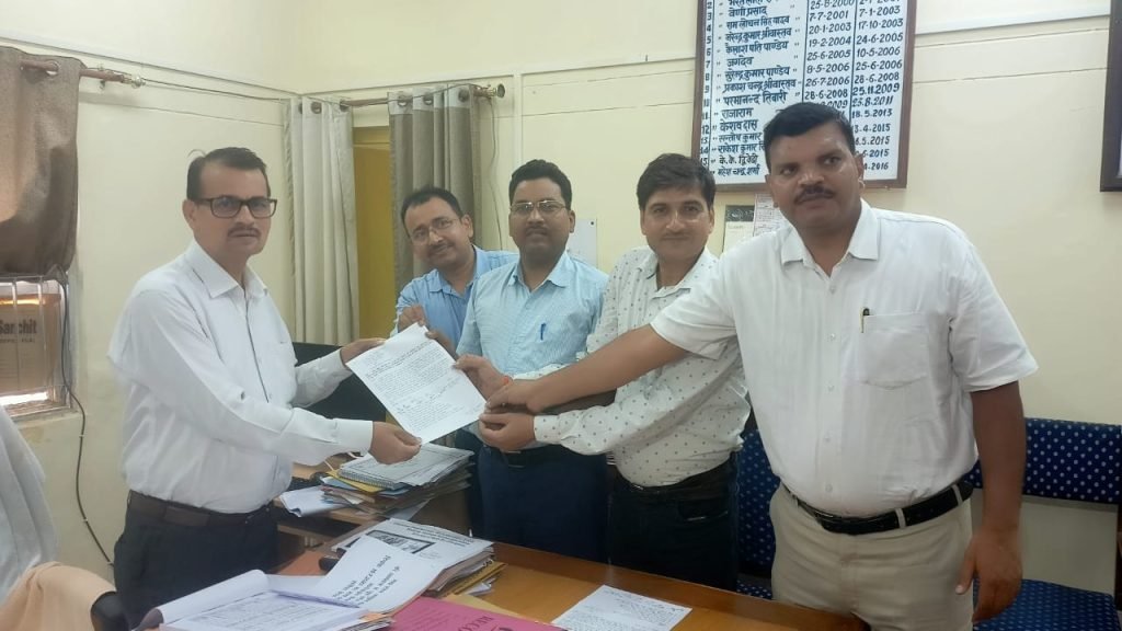 चित्रकूट11जुलाई2023*खंड शिक्षा अधिकारियों ने अपर जिलाधिकारी को सौंपा ज्ञापन।