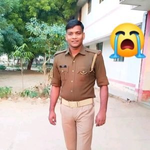 आगरा11जुलाई23*घर के पास खड़े विद्युत पोल में करंट आने से पीएसी जवान की मौत,