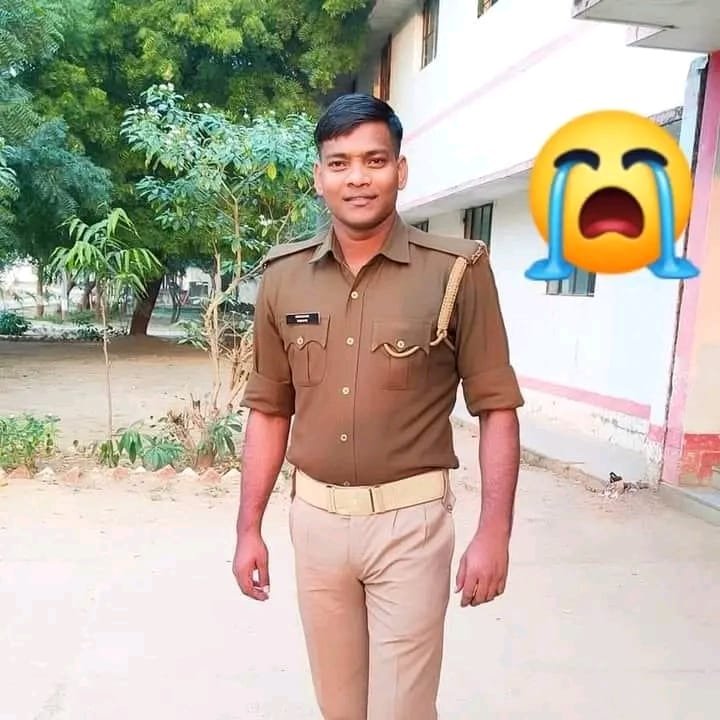 आगरा11जुलाई23*घर के पास खड़े विद्युत पोल में करंट आने से पीएसी जवान की मौत,