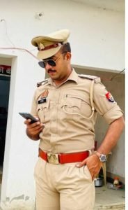 बदायूं12जुलाई2023*वसूलीबाज सिपाही राघव का फोटो वायरल