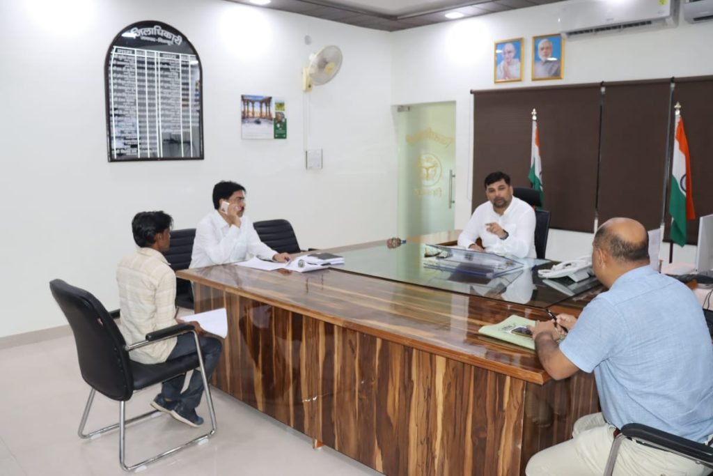 चित्रकूट12जुलाई23*डीएम ने सुनी फरियादियों की समस्याएं।