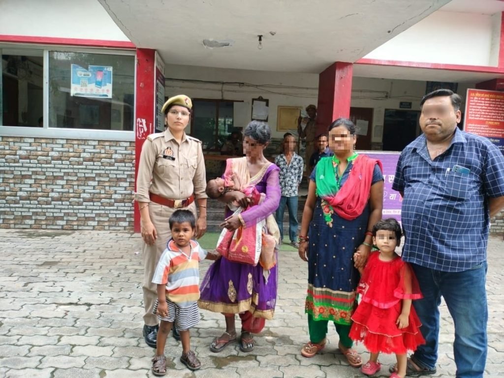 कानपुर नगर12जुलाई23*खोया हुआ बच्चा कल्याणपुर पुलिस ने परिजनों को सौंपा। कानपुर नगर12जुलाई23*खोया हुआ बच्चा कल्याणपुर पुलिस ने परिजनों को सौंपा।